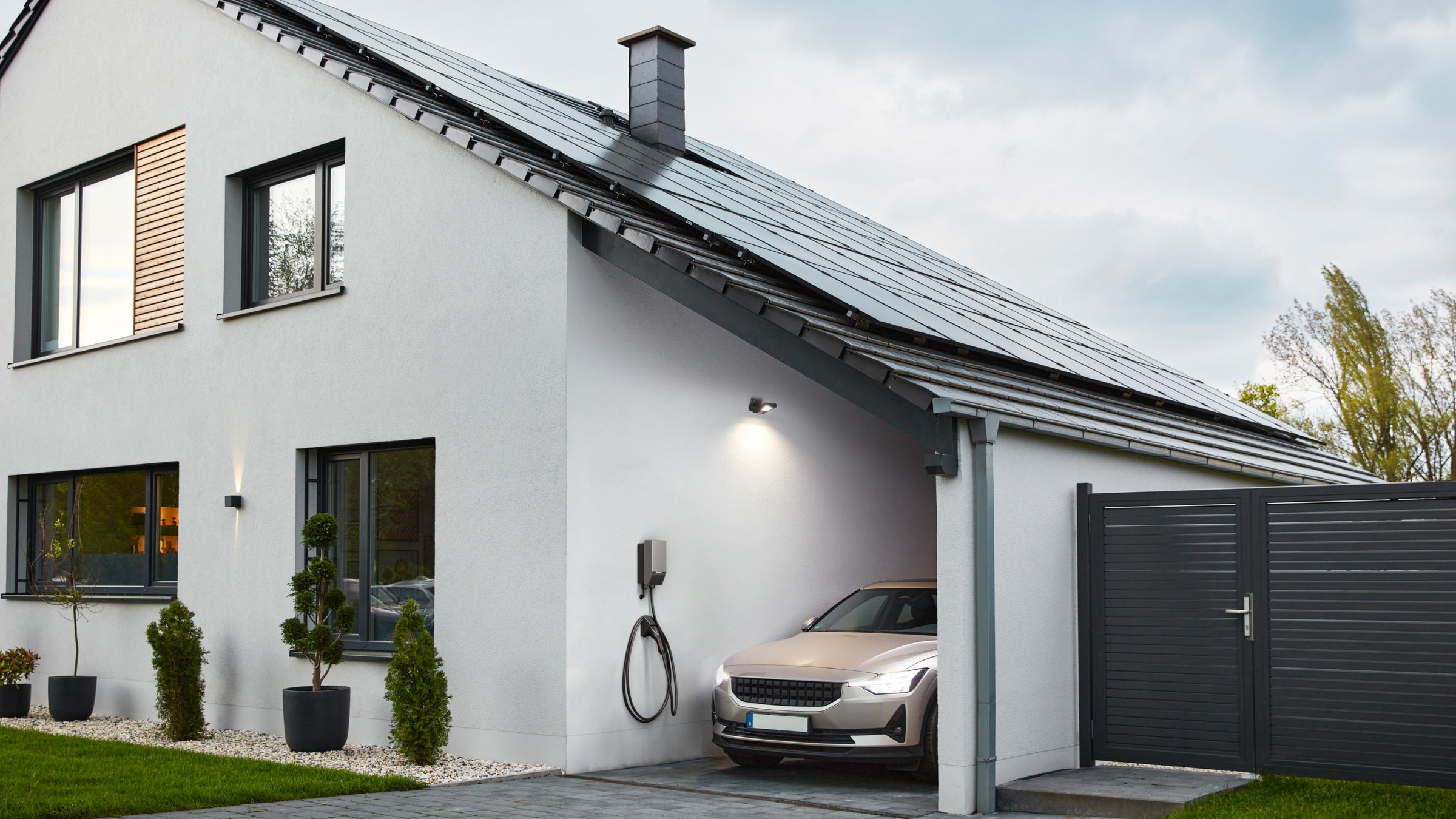 Modernes Wohnhaus mit Photovoltaik-Anlage und nachhaltiger Energietechnik