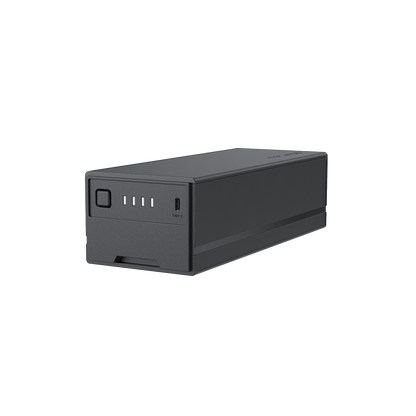 Ecoflow Plug In Batterie in Schwarz mit LED Ladeanzeige und USB Typ C Anschluss von vorne.