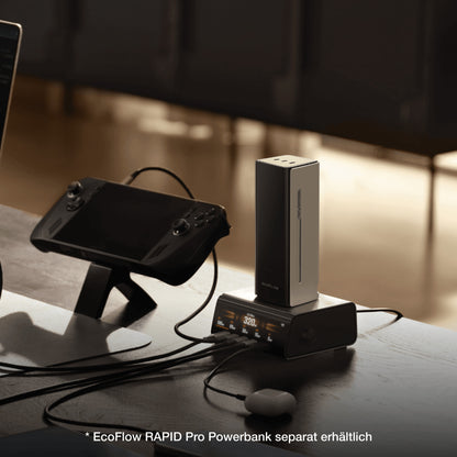 Ecoflow RAPID Pro 320 Watt Ladestation lädt Powerbank und Geräte mit Kabeln auf Tisch