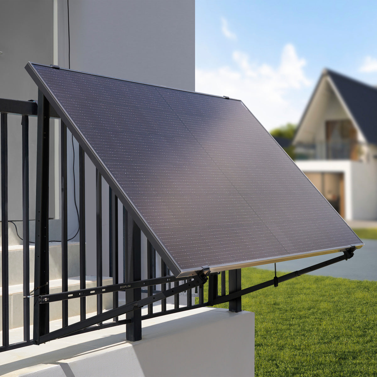 Solarpanel mit Neigungswinkel auf Balkonhalterung vor modernem Haus mit grünem Hintergrund