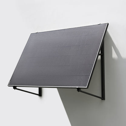 Solarmodul an verstellbarer Wandhalterung zur optimalen Sonneneinstrahlung montiert
