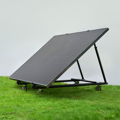 Mobiles Solarpanel mit verstellbarem Neigungswinkel auf rollbarem Metallgestell im Gras